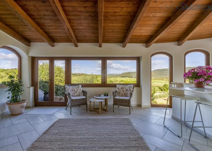 Villa With Pool, Private Parking, Air Conditioning, 5 Bedrooms And 4 Bathrooms *