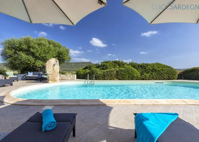 With Pool, Private Parking, Air Conditioning, 5 Bedrooms And 4 Bathrooms Villa