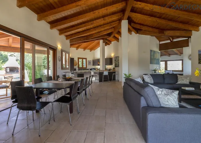 With Pool, Private Parking, Air Conditioning, 5 Bedrooms And 4 Bathrooms *