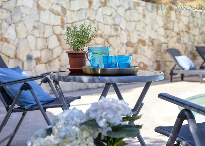 Villa With Pool, Private Parking, Air Conditioning, 5 Bedrooms And 4 Bathrooms *