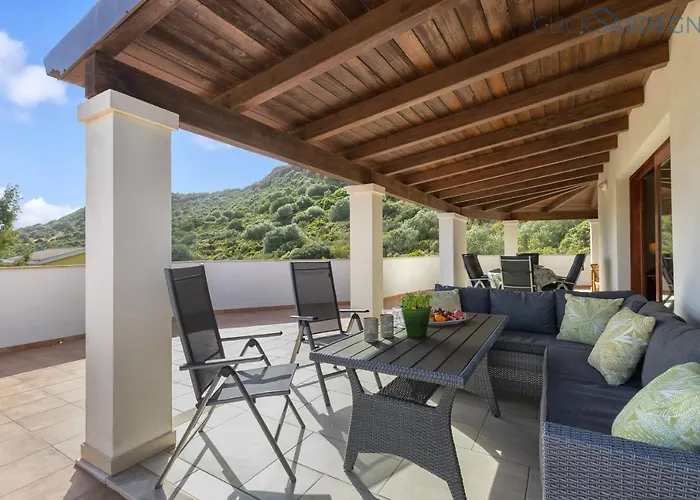 Villa With Pool, Private Parking, Air Conditioning, 5 Bedrooms And 4 Bathrooms *