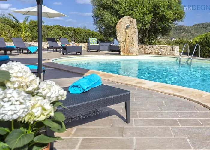 With Pool, Private Parking, Air Conditioning, 5 Bedrooms And 4 Bathrooms *