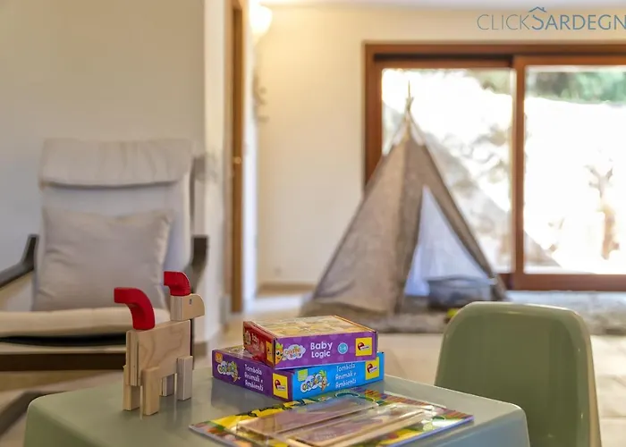 With Pool, Private Parking, Air Conditioning, 5 Bedrooms And 4 Bathrooms *