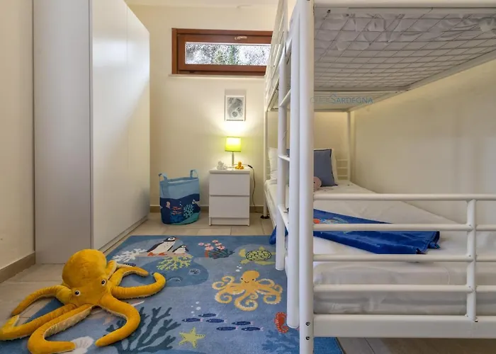 With Pool, Private Parking, Air Conditioning, 5 Bedrooms And 4 Bathrooms *