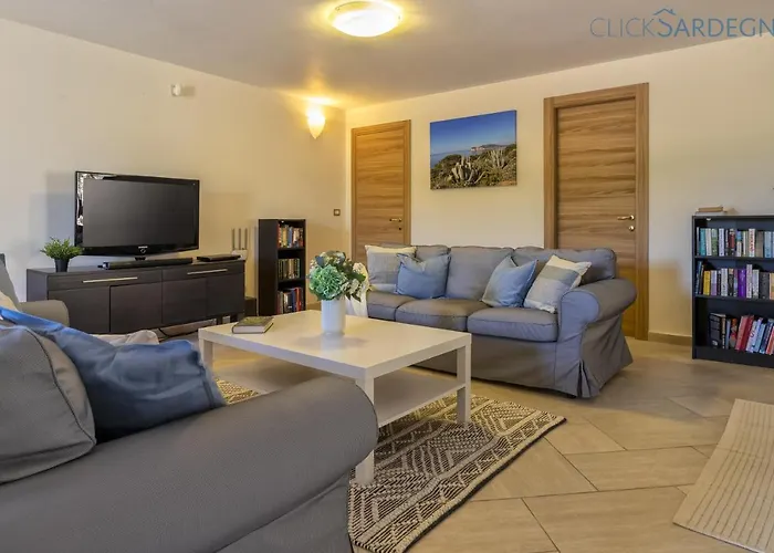 With Pool, Private Parking, Air Conditioning, 5 Bedrooms And 4 Bathrooms