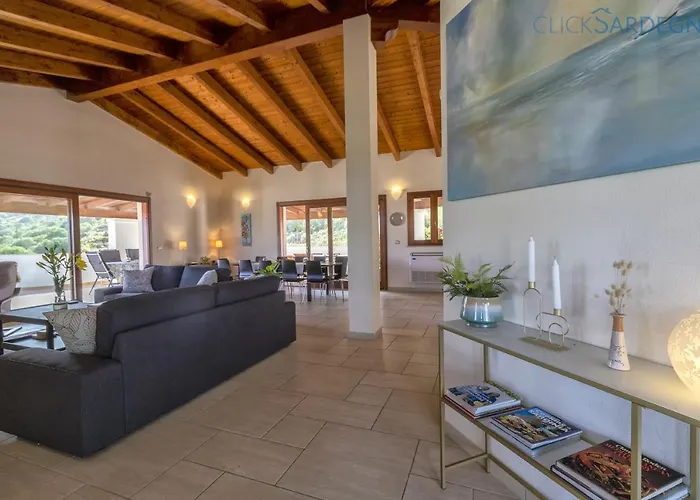 With Pool, Private Parking, Air Conditioning, 5 Bedrooms And 4 Bathrooms *