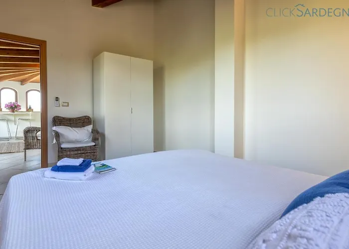 Villa With Pool, Private Parking, Air Conditioning, 5 Bedrooms And 4 Bathrooms