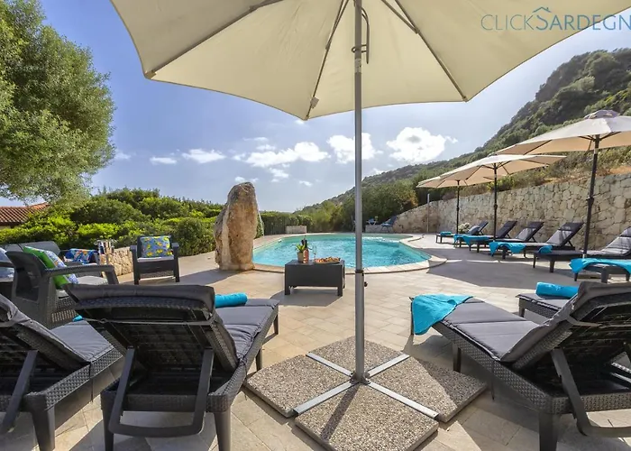 With Pool, Private Parking, Air Conditioning, 5 Bedrooms And 4 Bathrooms *