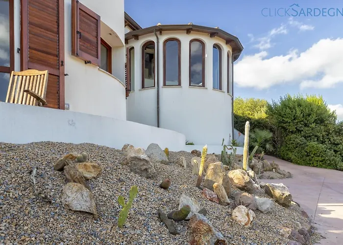 With Pool, Private Parking, Air Conditioning, 5 Bedrooms And 4 Bathrooms Villa *