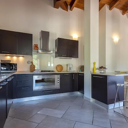 With Pool, Private Parking, Air Conditioning, 5 Bedrooms And 4 Bathrooms Βίλα