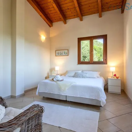 Βίλα With Pool, Private Parking, Air Conditioning, 5 Bedrooms And 4 Bathrooms *