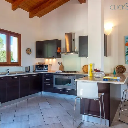 Βίλα With Pool, Private Parking, Air Conditioning, 5 Bedrooms And 4 Bathrooms