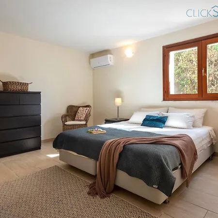 With Pool, Private Parking, Air Conditioning, 5 Bedrooms And 4 Bathrooms Βίλα