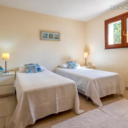 With Pool, Private Parking, Air Conditioning, 5 Bedrooms And 4 Bathrooms