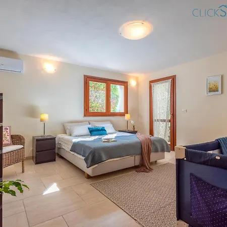 Βίλα With Pool, Private Parking, Air Conditioning, 5 Bedrooms And 4 Bathrooms *
